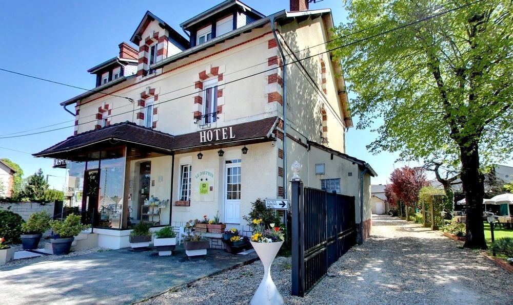 Logis Hotels Restaurant Le Dauphin 萨尔布里 外观 照片